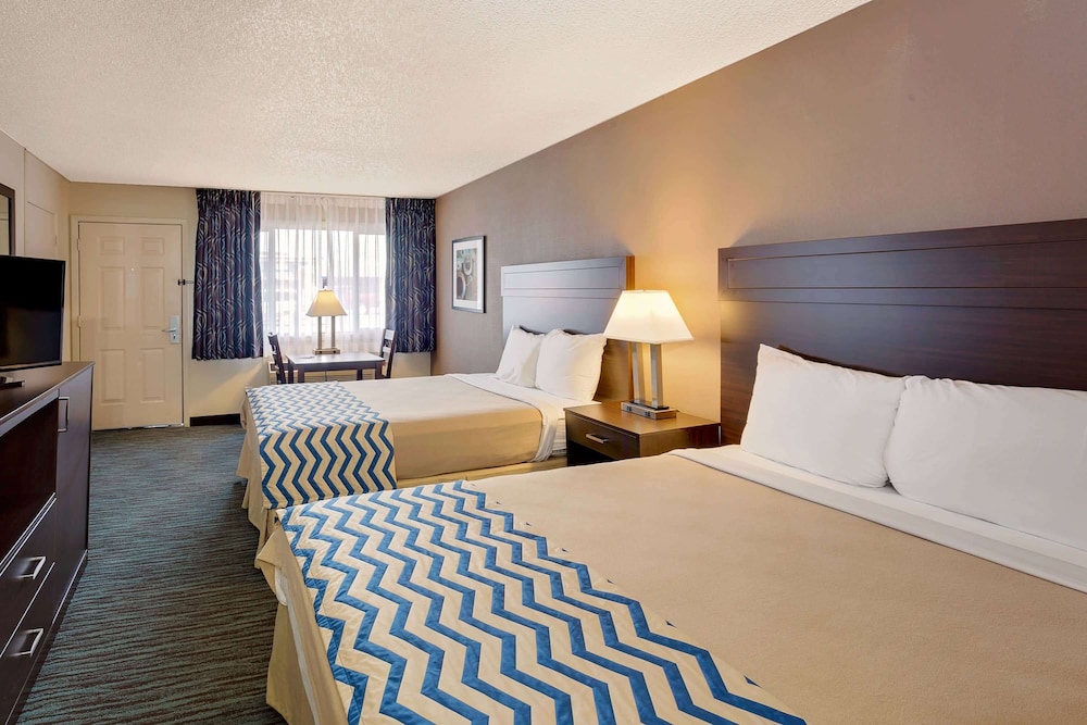 Room, 2 Queen Beds, Non Smoking - Photo 3