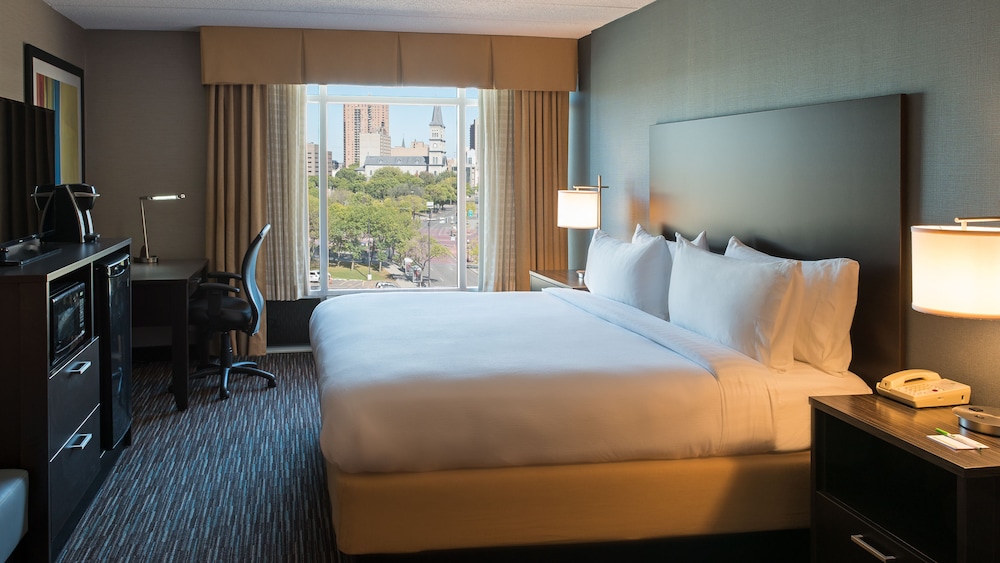 Standard Room, 1 King Bed, Accessible Bathtub (Communications) photo 2