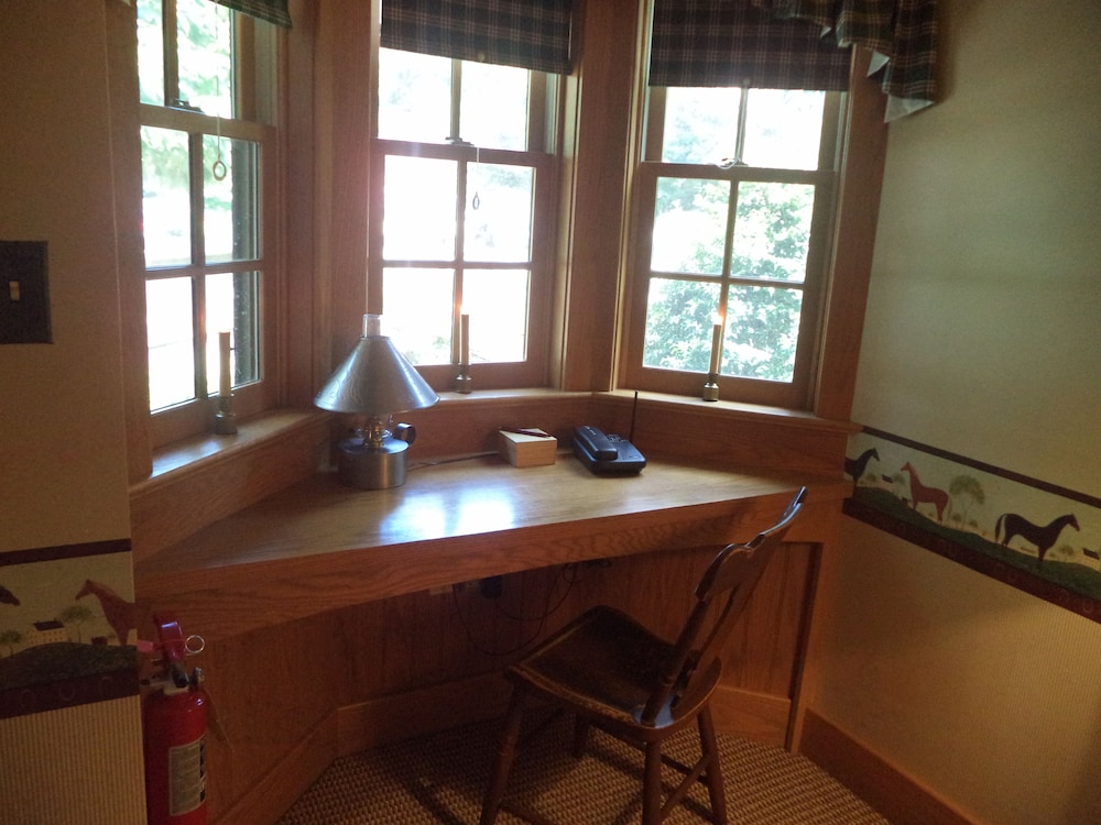 Standard Suite, 1 Queen Bed, Non Smoking, Fireplace (1st Floor) photo 2