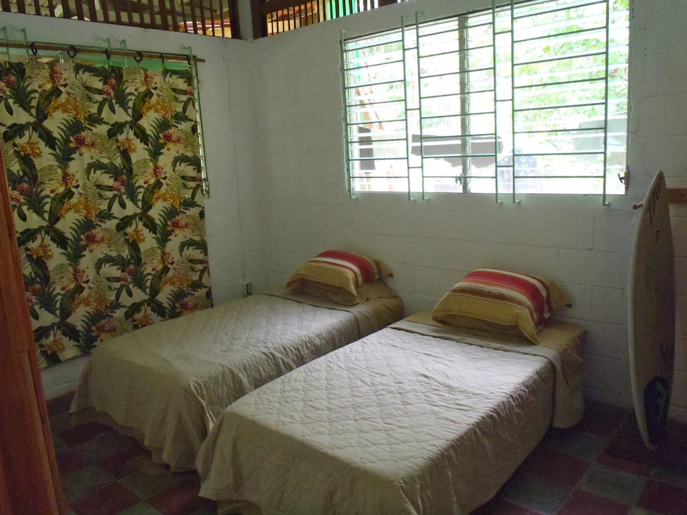 Twin Room, 2 Twin Beds, Shared Bathroom photo 1