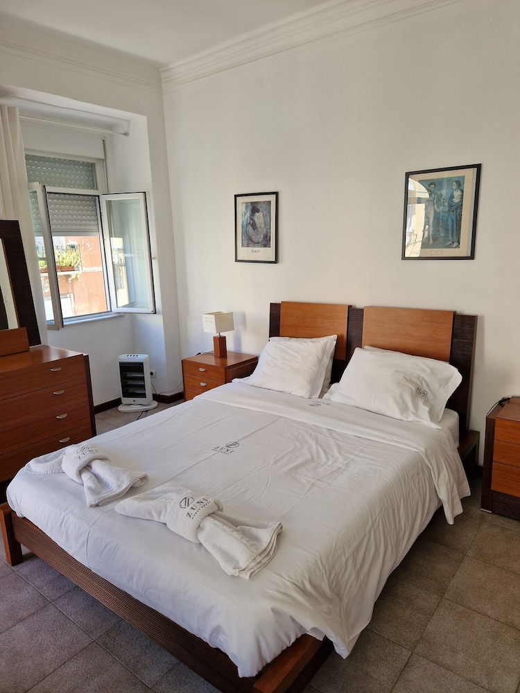 Panoramic Room, 1 Queen Bed, Shared Bathroom photo 1