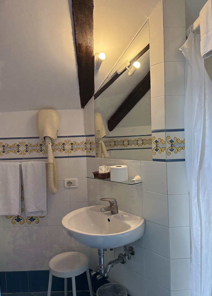 Economy Quadruple Room, Partial Sea View photo 2