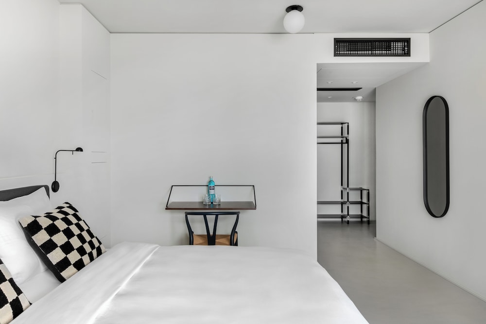 Large Room - Accessible photo 3