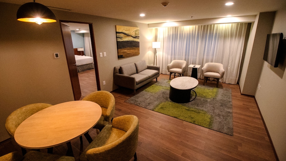 Suite, 2 Bedrooms - Photo 2