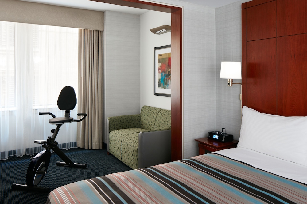 Suite, 1 Bedroom, Kitchenette (One Room) - Photo 2