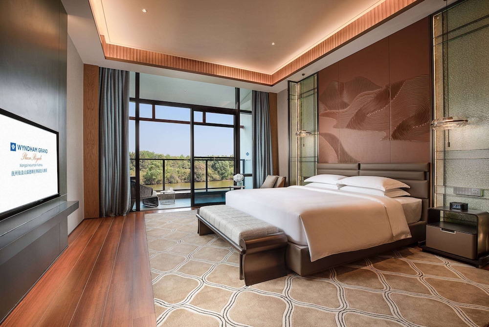 Deluxe Suite, 1 King Bed, Non Smoking, Lake View photo 2