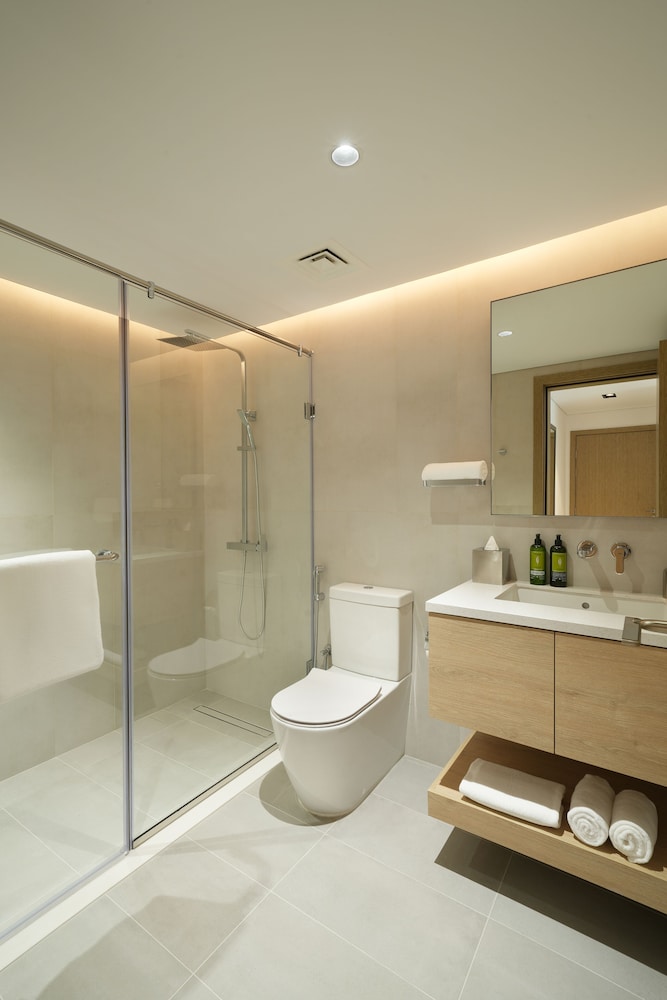 Luxury One Bedroom Apartment with Balcony thumbnail 6