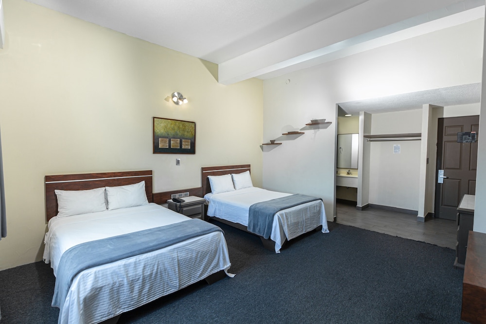 Standard Room, 2 Double Beds, Private Bathroom - Photo 1