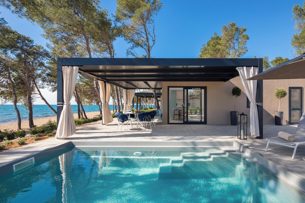 Amber Sea Luxury Holiday Home with pool photo 1