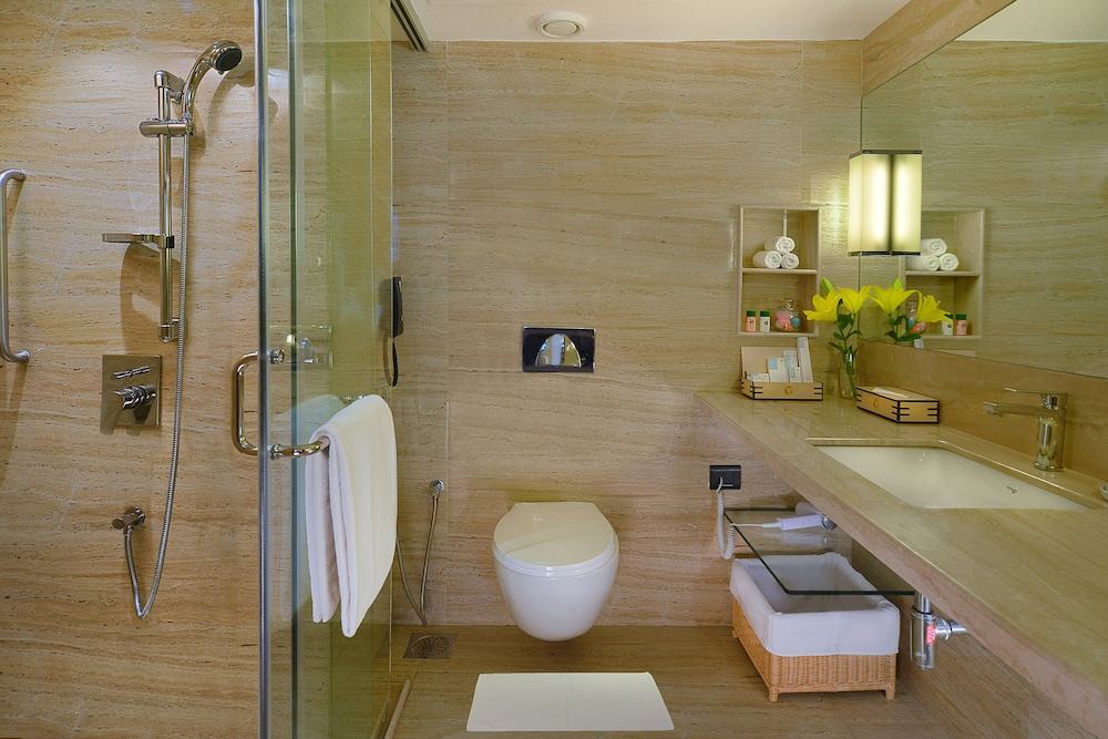 Suite, 1 Queen Bed, City View (Executive Suite) - Photo 3