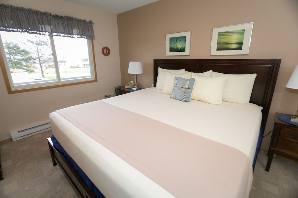 Signature Room, 1 King Bed with Sofa bed, Kitchen, Pool View (1 Bedroom Unit- Room 208-Pet Friendly) - Photo 3