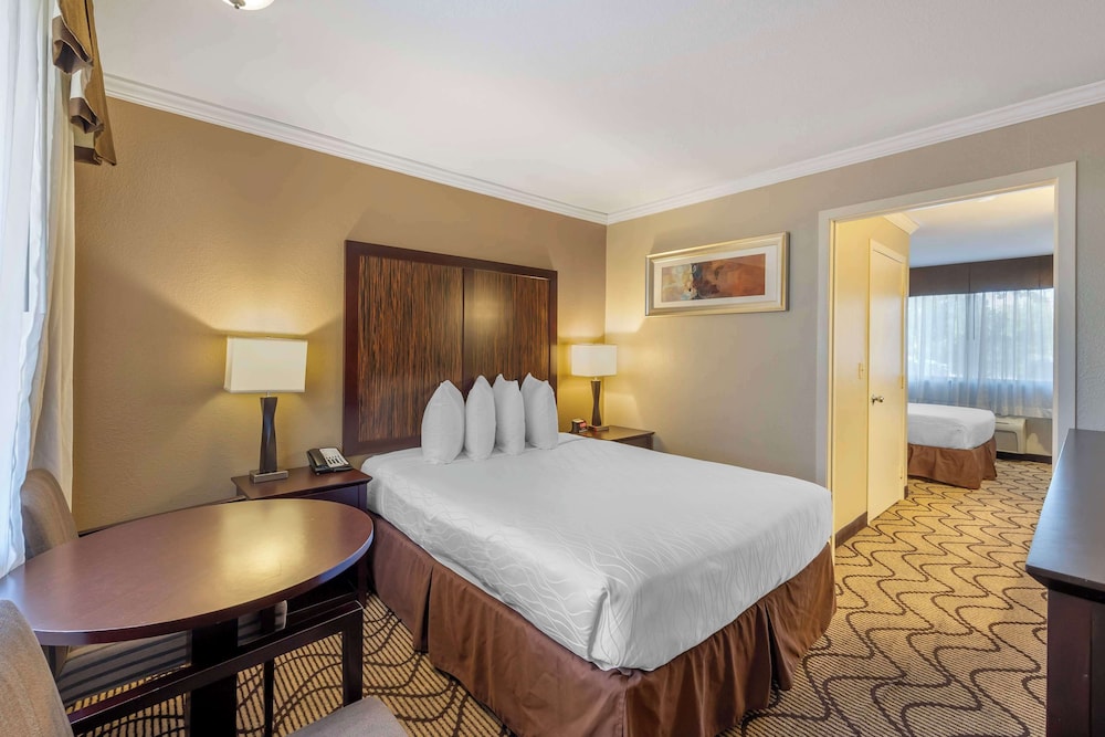 Suite, 2 Double Beds, Non Smoking, Pool View - Photo 4