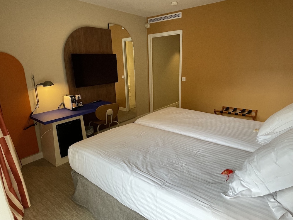Premium Twin Room - Photo 4