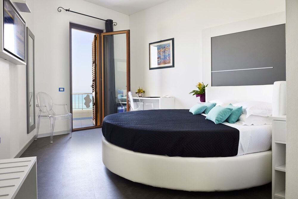 Deluxe Double or Twin Room, Sea View - Photo 4