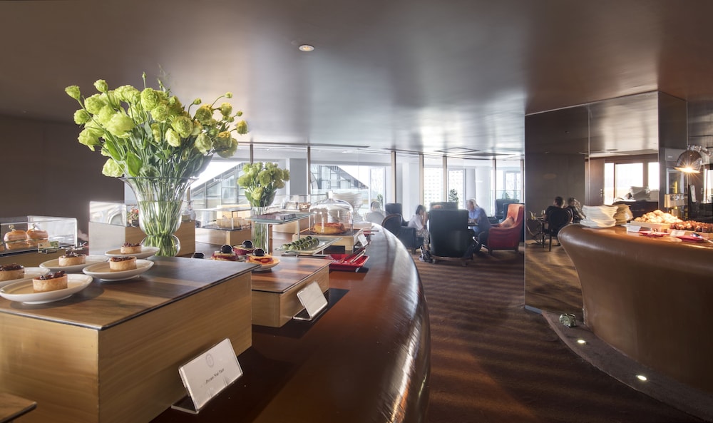 Tower Club Suite City View with Lounge and Drink at Sky Bar thumbnail 6