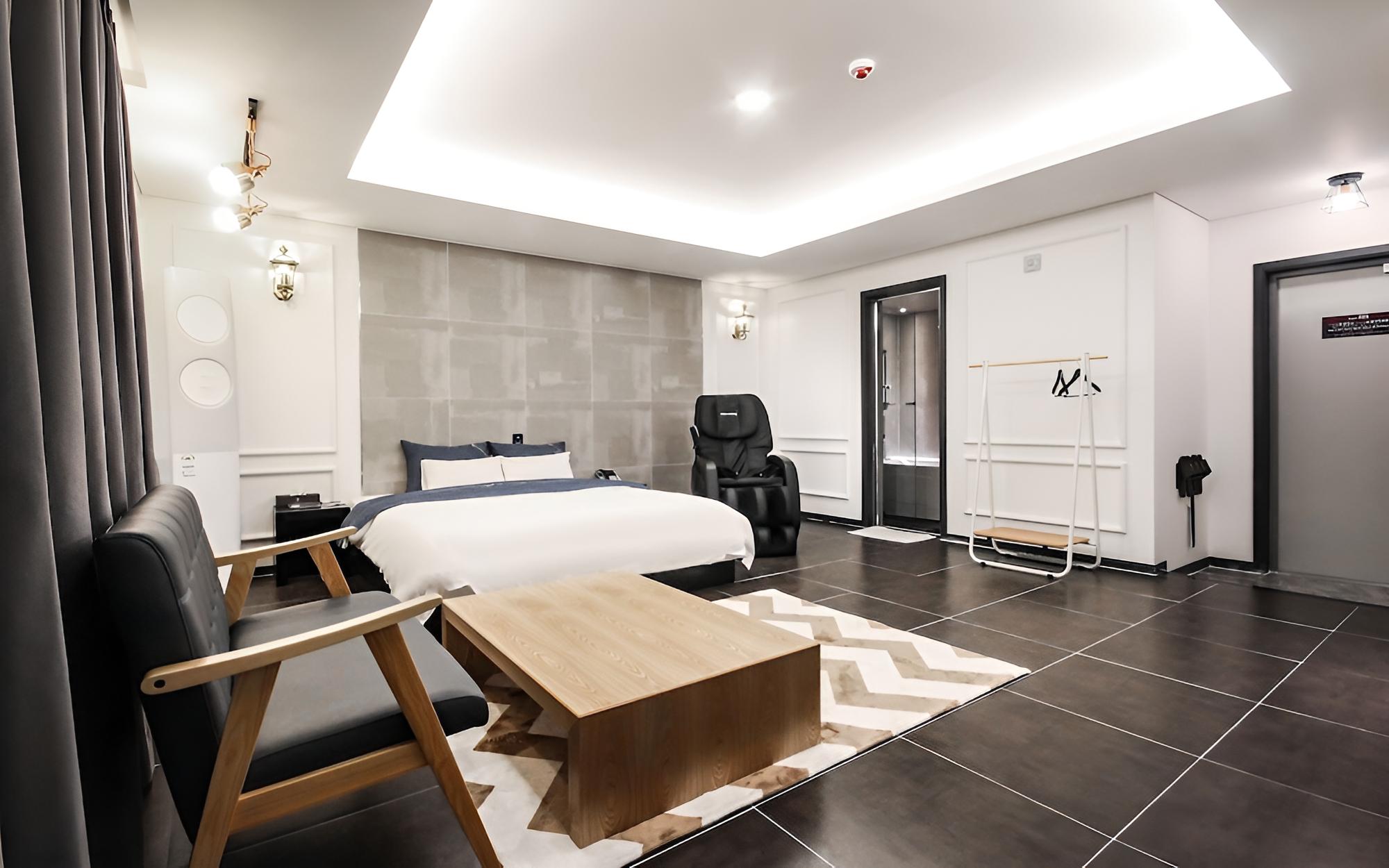 Room (Special (massage chair Netflix availa) - Photo 4
