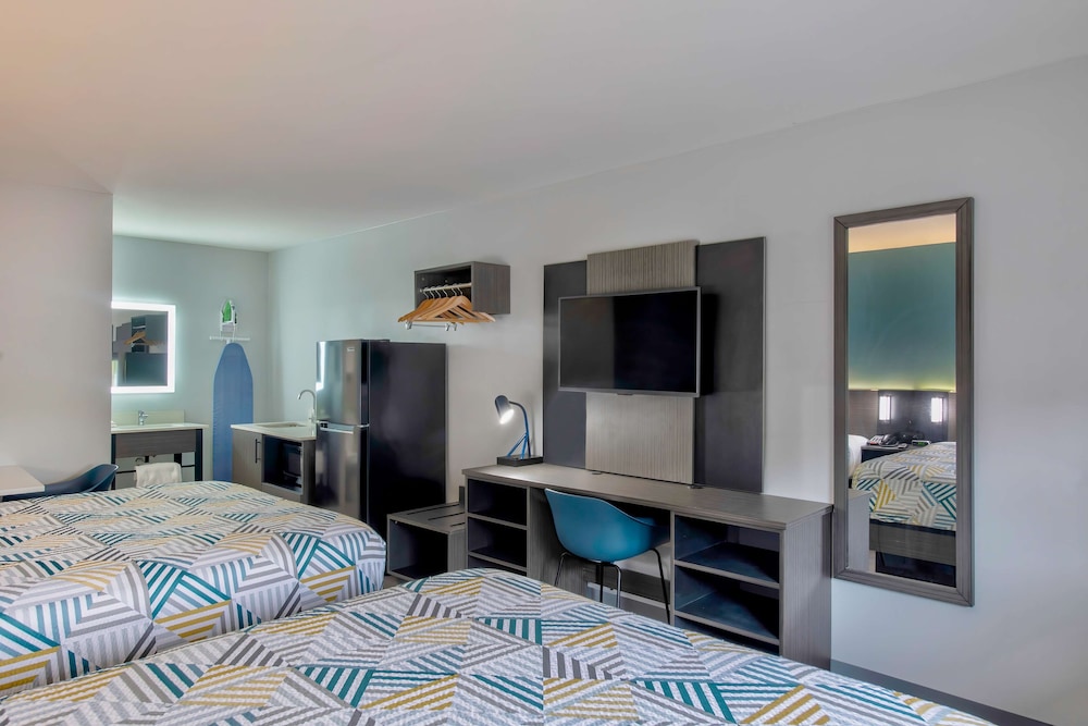 Standard Room, 2 Queen Beds, Non Smoking, Refrigerator & Microwave - Photo 3
