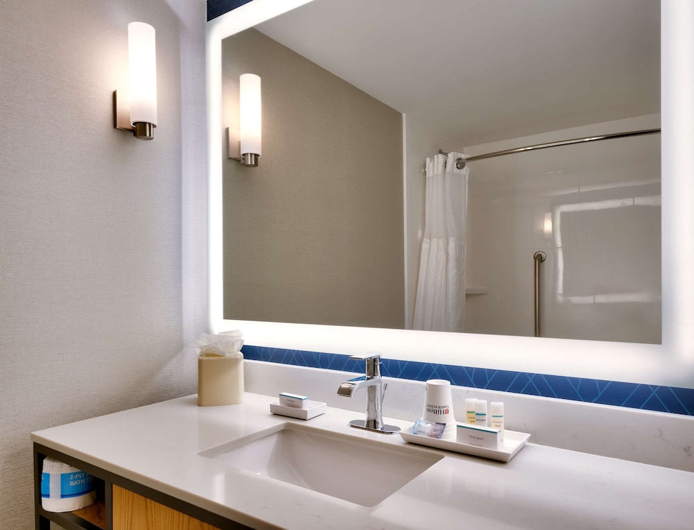 Room, 1 King Bed, Bathtub (Shower) - Photo 4