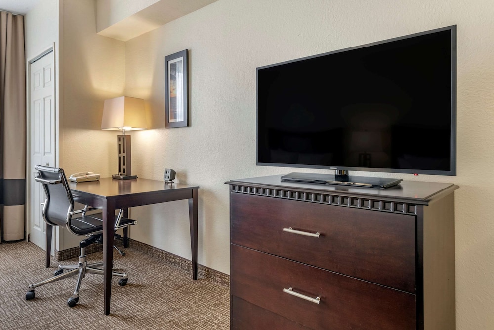 1 Bedroom Suite, King Bed, 1 Bath thumbnail 6
