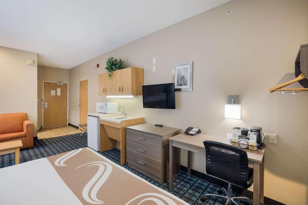 Suite, 1 King Bed, Accessible - Photo 2