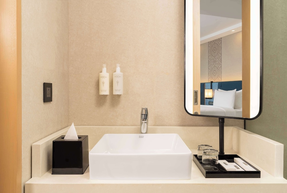 Deluxe Room, 1 King Bed, City View