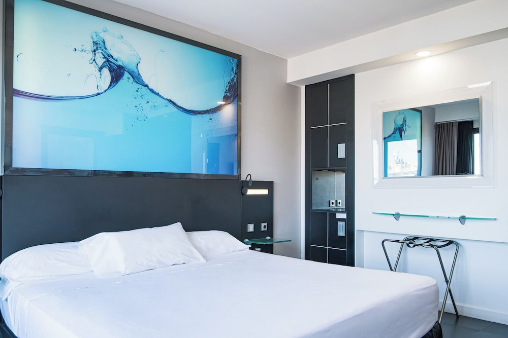 Comfort Suite, 1 King Bed with Sofa bed, Sea View, Tower photo 3