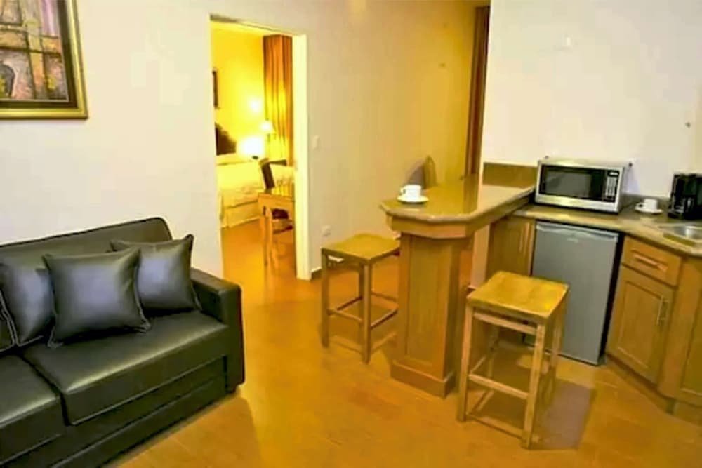 Junior Suite, 1 King Bed, Non Smoking, Kitchen photo 2