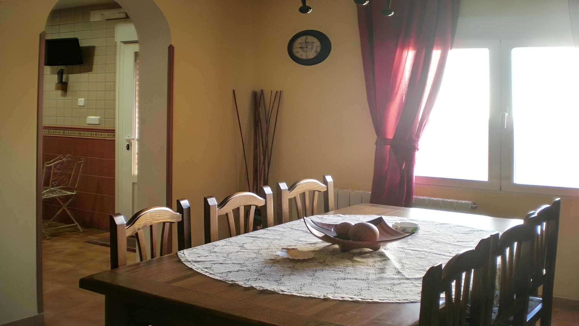 House, 4 Bedrooms (room or whole house) photo 2