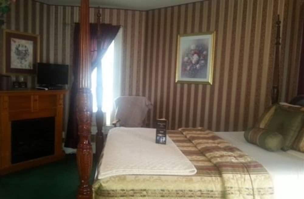 Basic Room, 1 Queen Bed, Jetted Tub photo 2