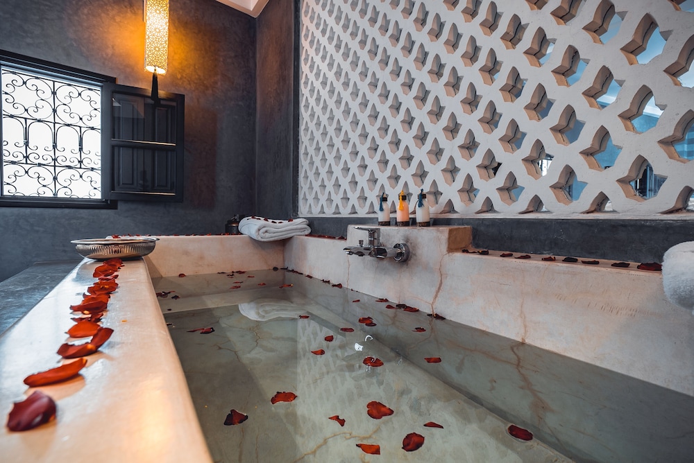 Luxury Suite - Photo 5