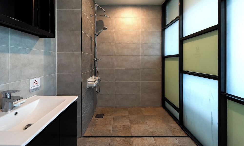 Standard Twin Room - Photo 9