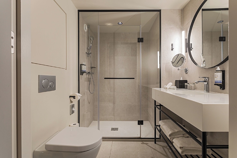 Suite, Mezzanine (2A + 2C)
