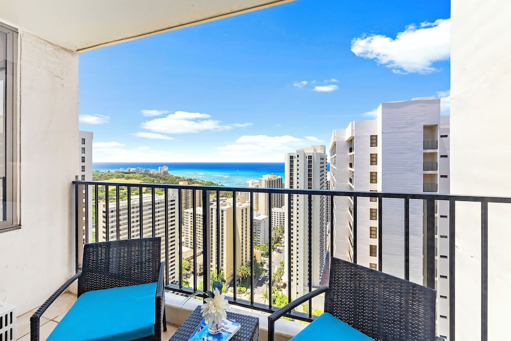 Premium Remodeled Condo with Ocean View and Parking: Premium Apartment, 1 King Bed, Air conditioning, Ocean View (0119) photo