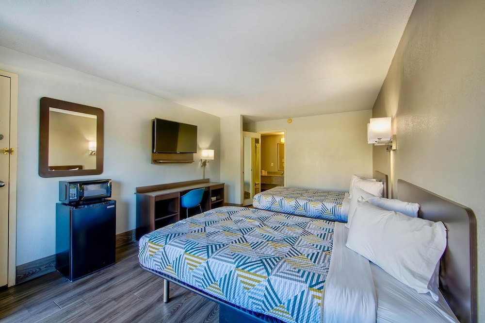 Deluxe Room, 2 Double Beds, Non Smoking, Refrigerator & Microwave - Photo 6