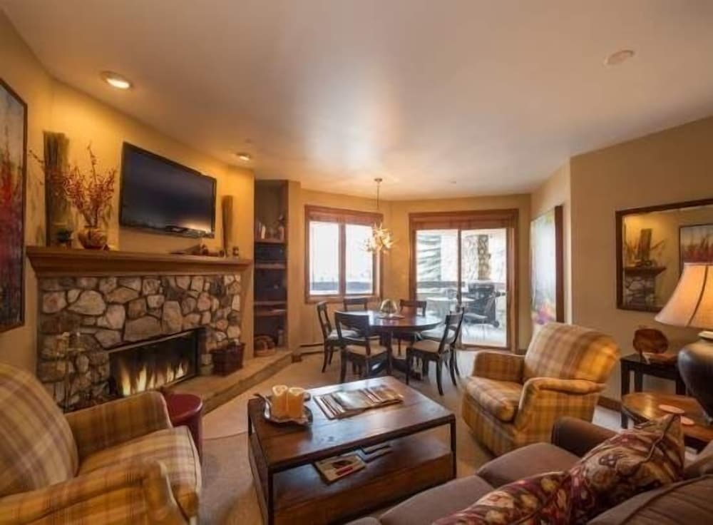 Condo, 2 Bedrooms