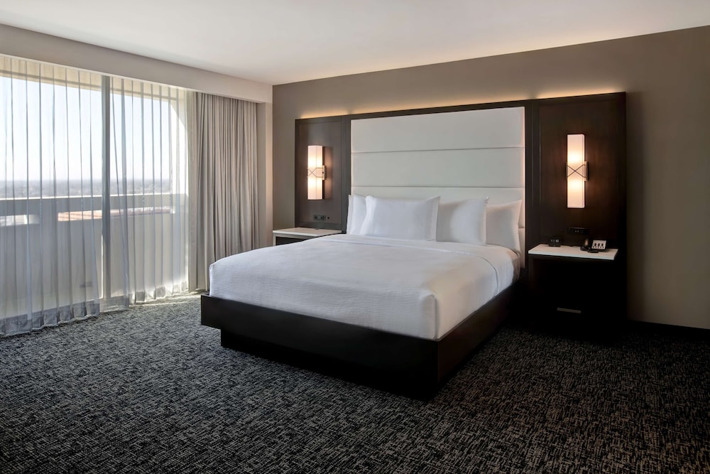 Suite, 1 King Bed, Accessible, Balcony - Photo 2