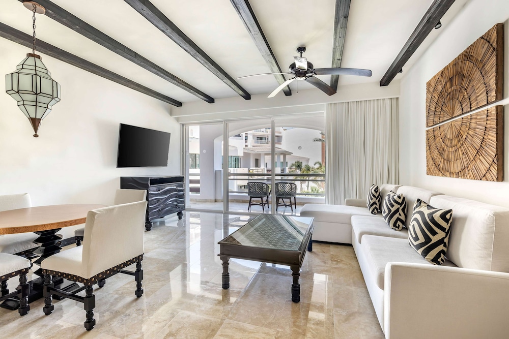 1 Bedroom 1 King Dlx Pool View Suite Balcony