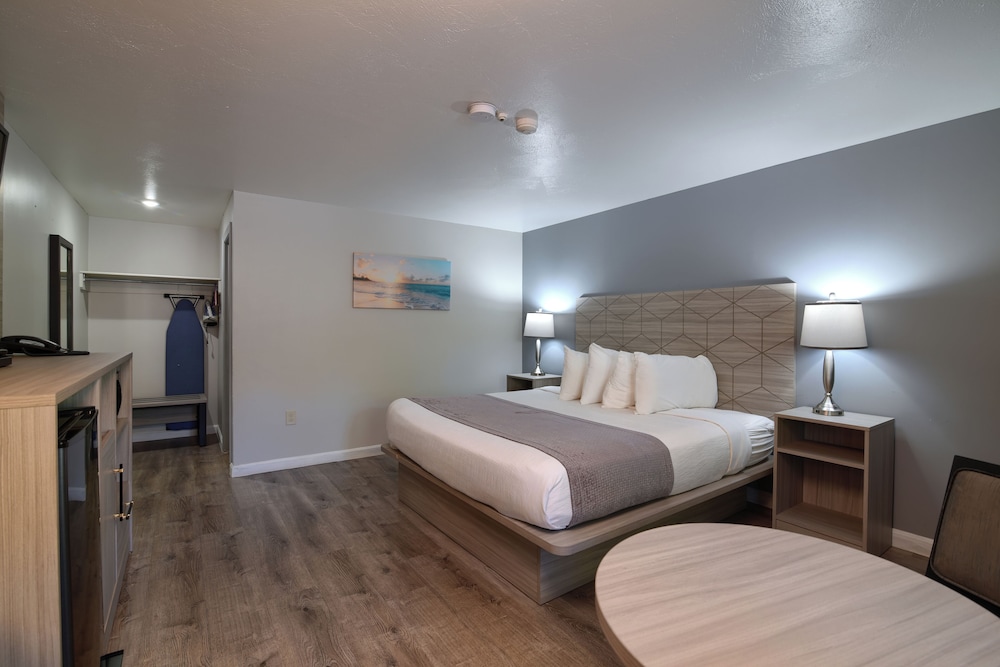 Deluxe Room, 1 King Bed photo 2