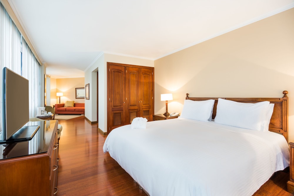 Junior Suite, 1 Queen Bed - Photo 1
