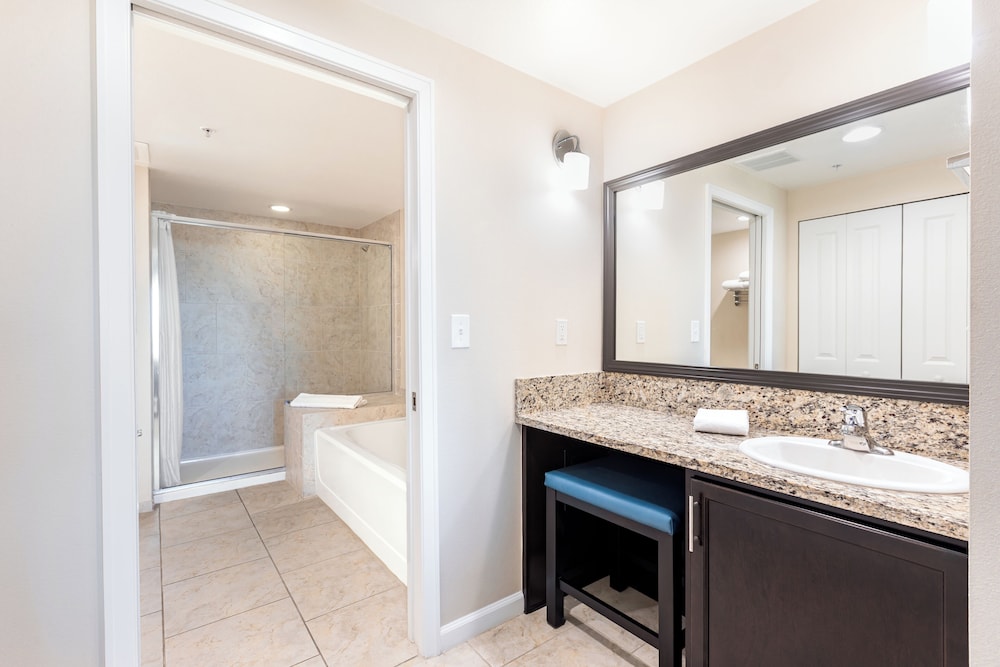 Deluxe Two Bedroom Suite, Pool View - Photo 28