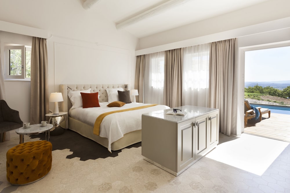 Suite with semi-private pool photo 3