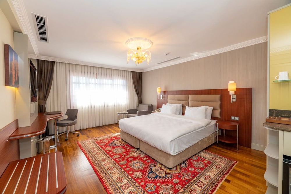 Deluxe Double Room, Partial Sea View photo 3