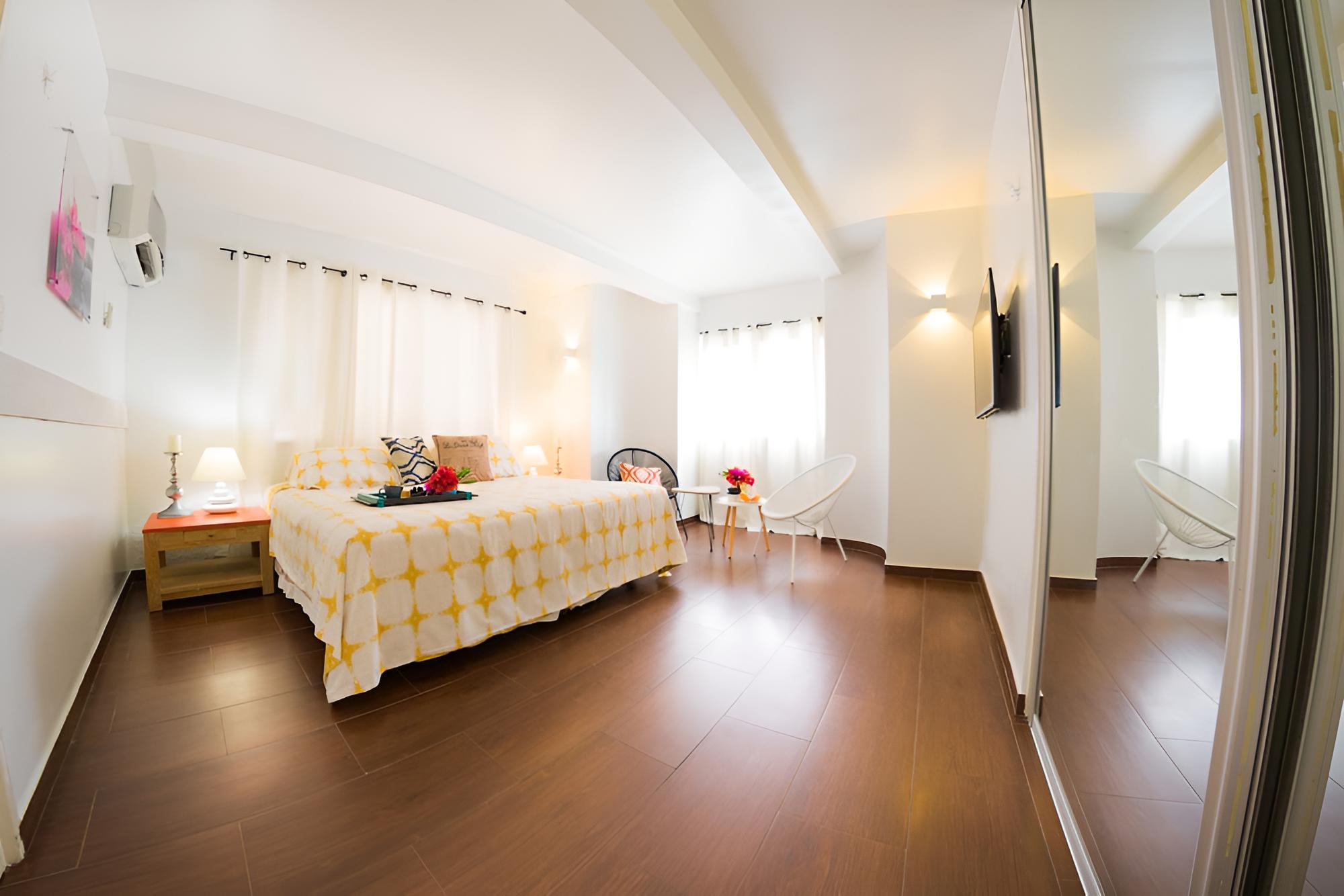 Deluxe Suite, 1 King Bed, Garden View photo 2