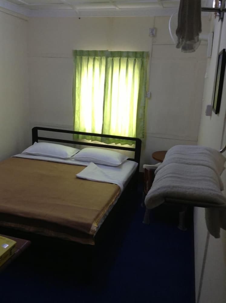 Economy Triple Room (Shared Bathroom) photo 1