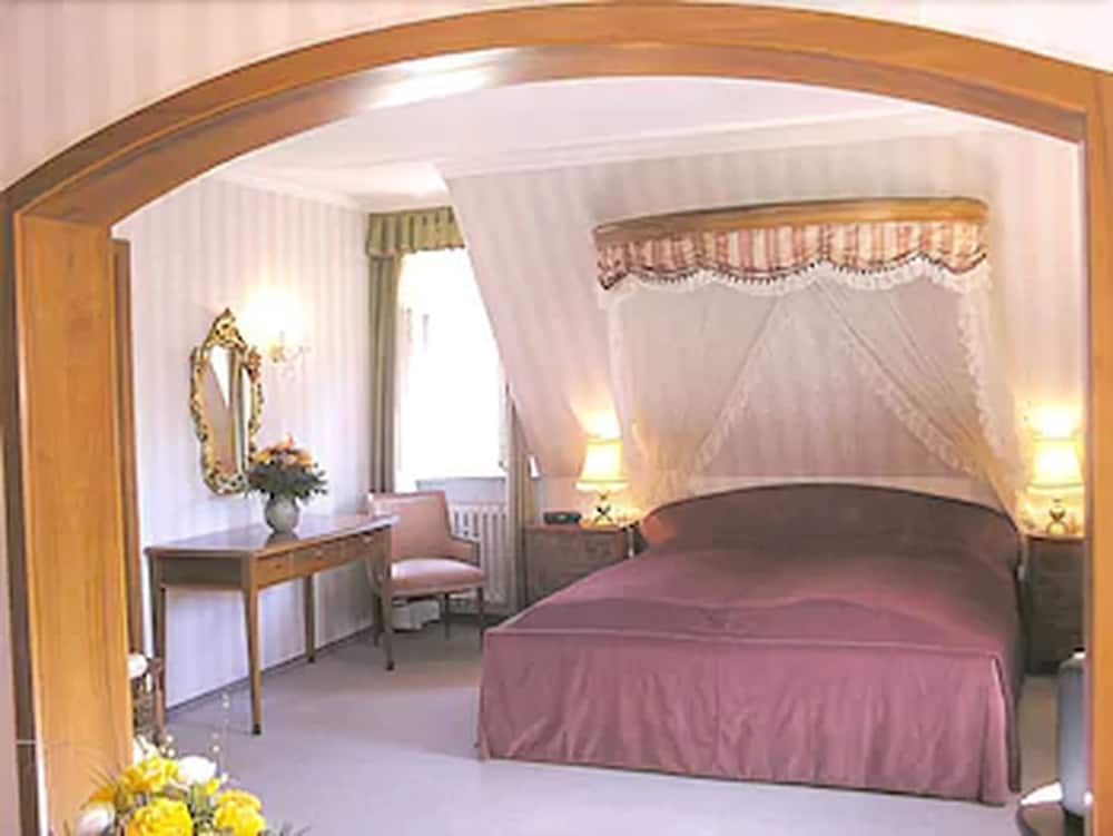 Family Room, Kitchen, Annex Building (traditional with garden) photo 3