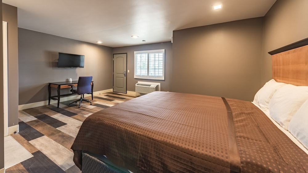 Deluxe Room, 1 King Bed, Non Smoking photo 1