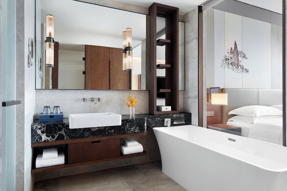 Club Room, 1 King Bed, City View - Photo 8