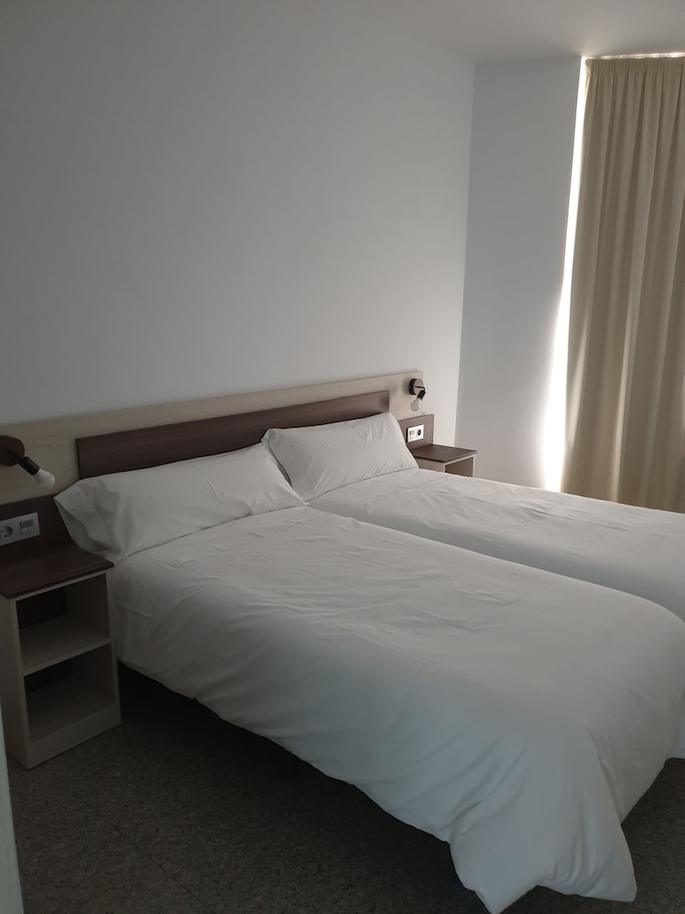 Standard Twin Room (3) - Photo 4