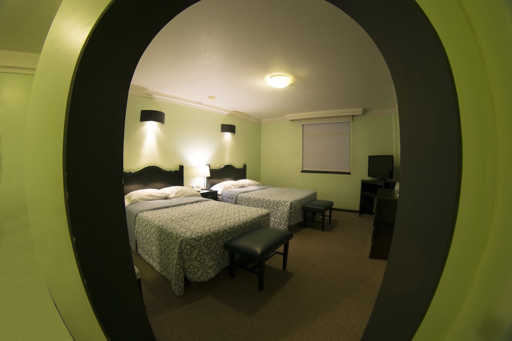 Classic Double Room, 2 Queen Beds, Non Smoking photo 3