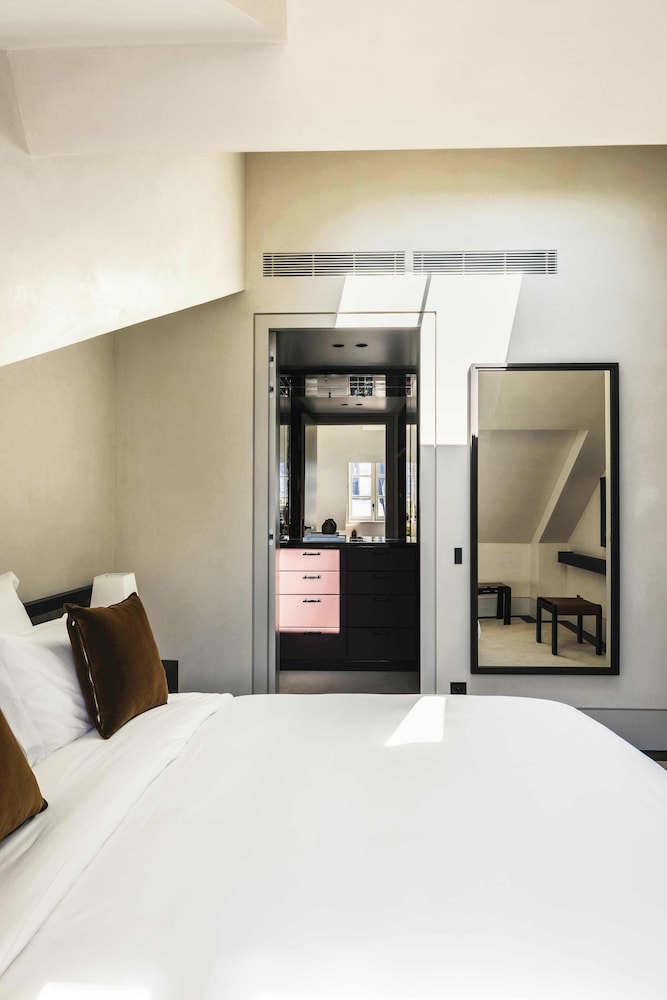 Parisian Suite - 1 Bedroom photo 2